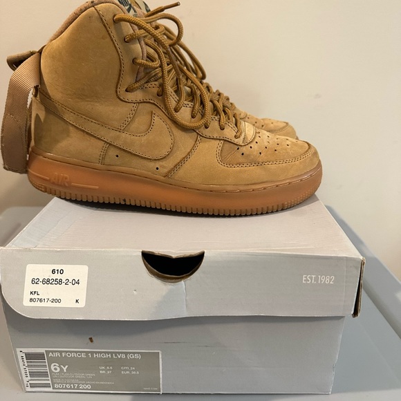 Nike - Picture 3 of 4